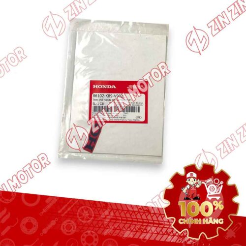 Alternative view of TEM CHỮ HONDA MẶT NẠ WAVE ALPHA 2024 2025 85MM ĐEN NỀN ĐỎ 86102K89V90ZC CHÍNH HÃNG
