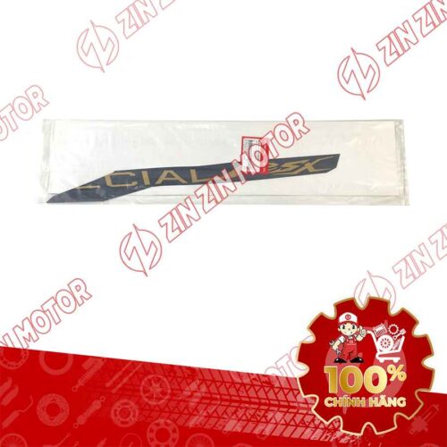 Alternative view of TEM ỐP SƯỜN WAVE RSX 2023 PHIÊN BẢN ĐẶC BIỆT BÁNH CĂM PHANH ĐĨA (XE ĐEN NHÁM) TEM TRÁI TRÊN 86648K90VJ0ZA CHÍNH HÃNG